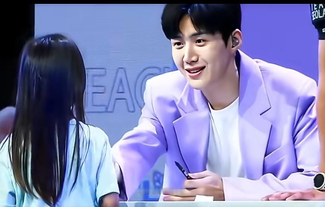 金宣虎的税务争议刚起，D社就直接转发了经纪公司的澄清声明，还顺手安利了他和裴秀智