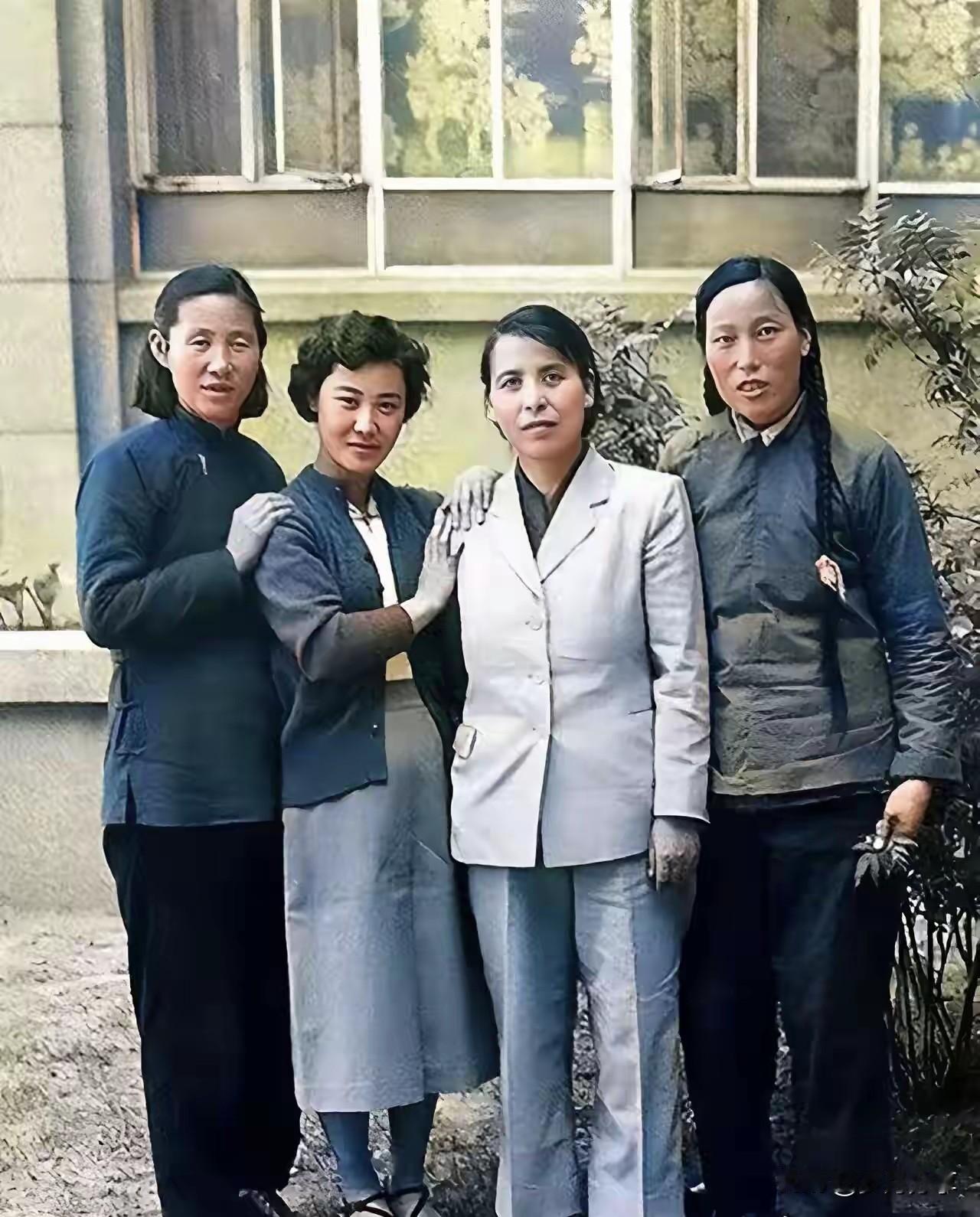 这四个女人中，有一个是郭兰英，她们是在延安一次重大会议相识相遇，成为了革命战友，