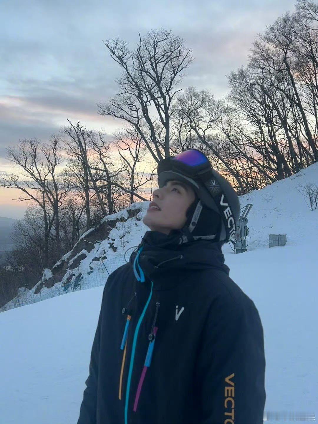 宋威龙小说男主在雪山  今天的快乐源泉！宋威龙滑雪视频来袭，每一个动作都像是小说