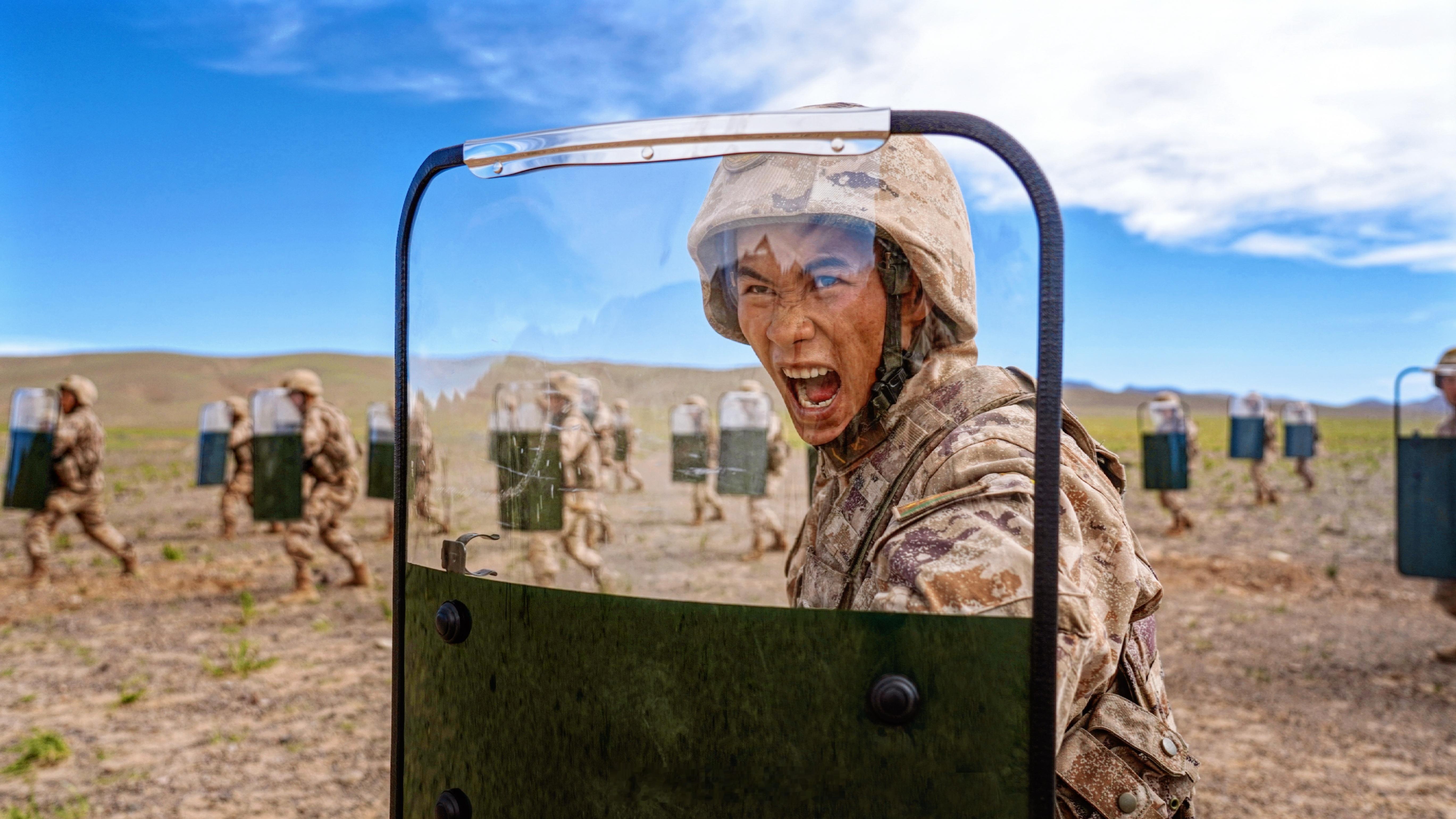 【燃动寒冬！练兵场上帧帧硬核】连日来，陆军第77集团军某旅紧抓冬季训练关键期，聚