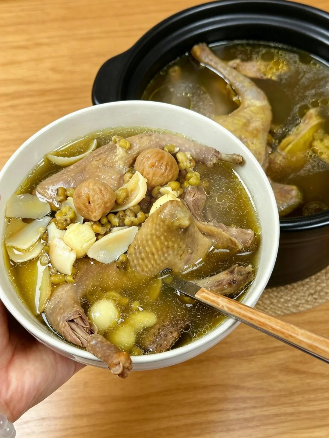 暖心暖胃的鸽子汤，满满的营养，快来一碗！🍲💕