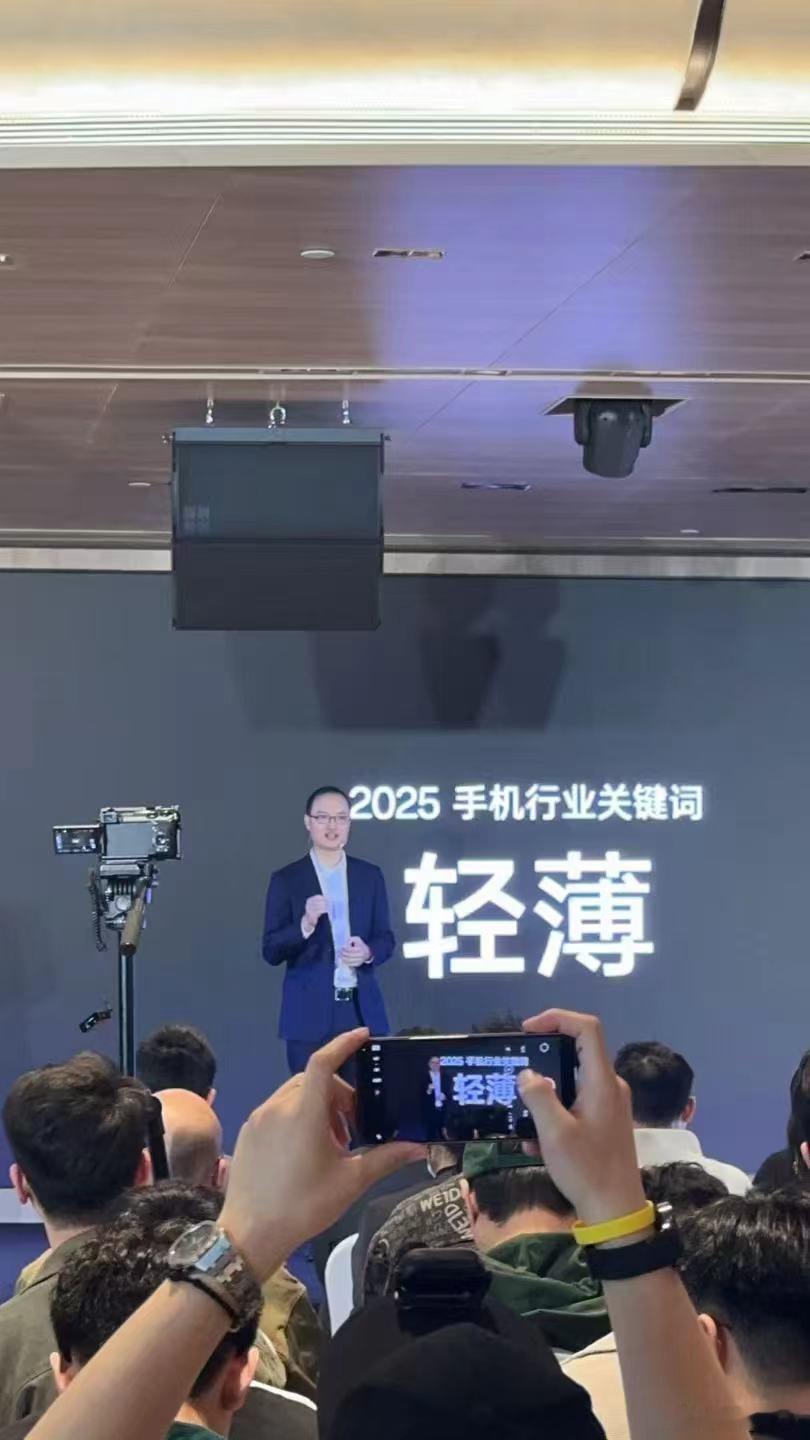 2025年，OPPO手机的关键词就是轻薄，包括 折叠屏和Ultra。估计黑厂在手