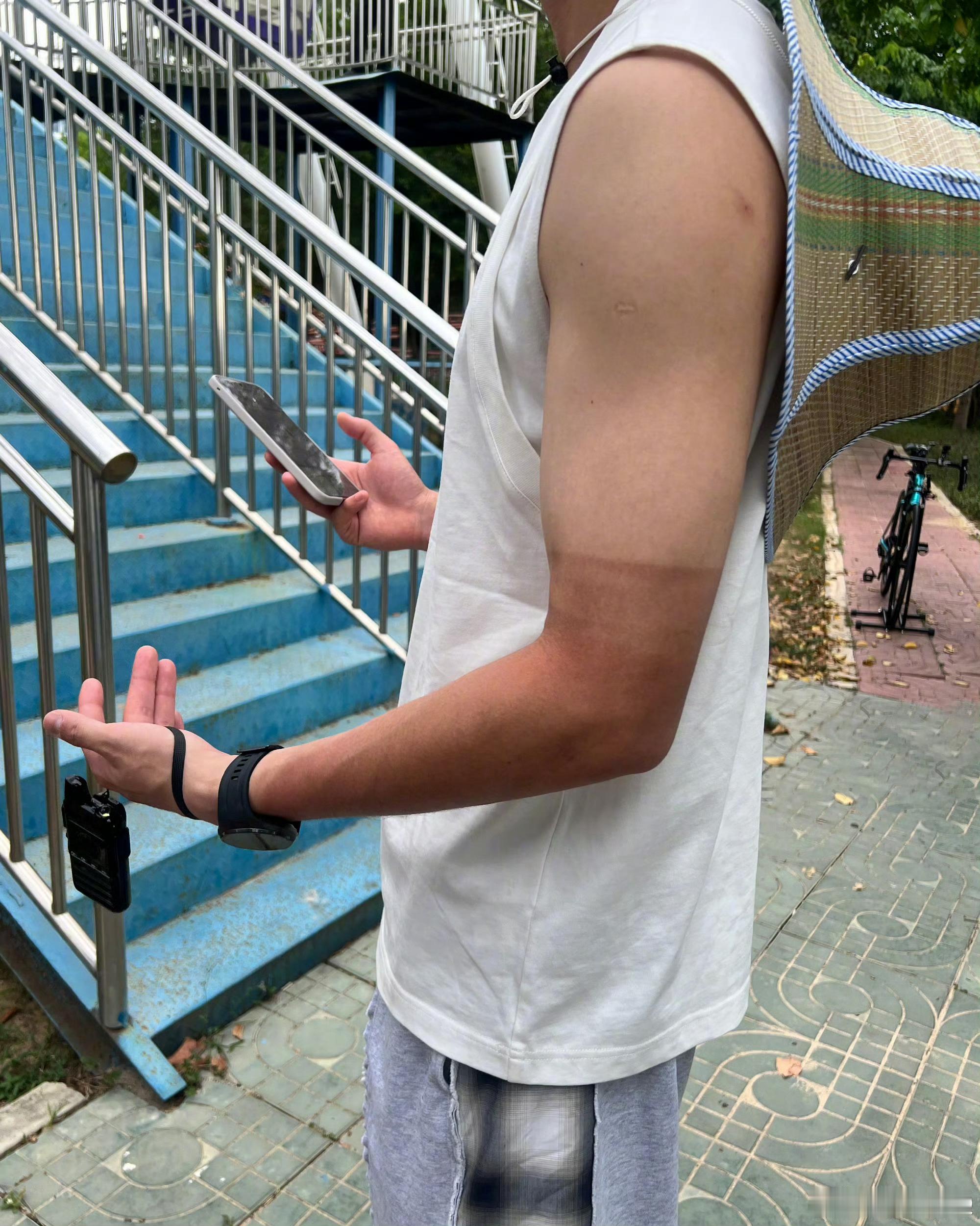 吴磊晒黑后的身材好火辣吴磊最新状态也太亮眼了，晒黑之后反倒更有野性魅力，身材线条