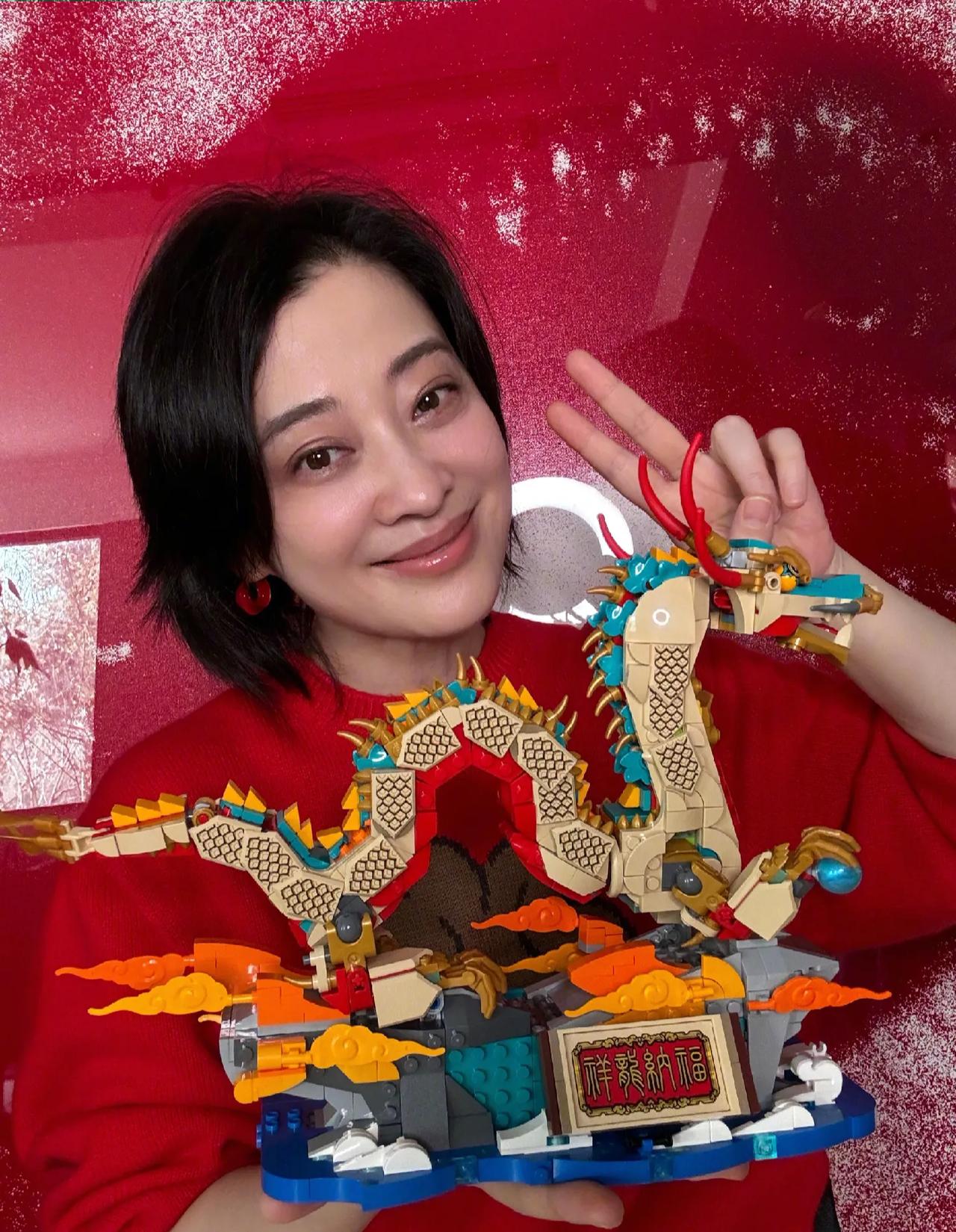 演员梅婷晒开工照，“新的一年，从头开始”。剪了短发的梅婷看起来更加干练了，笑容温