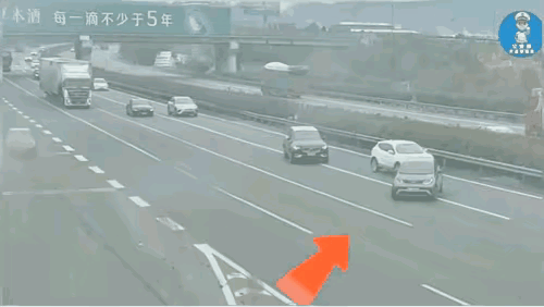 大货车司机经验丰富，不伤害无辜，精准出击，给违规转弯的黑色轿车以教训。
高速公路