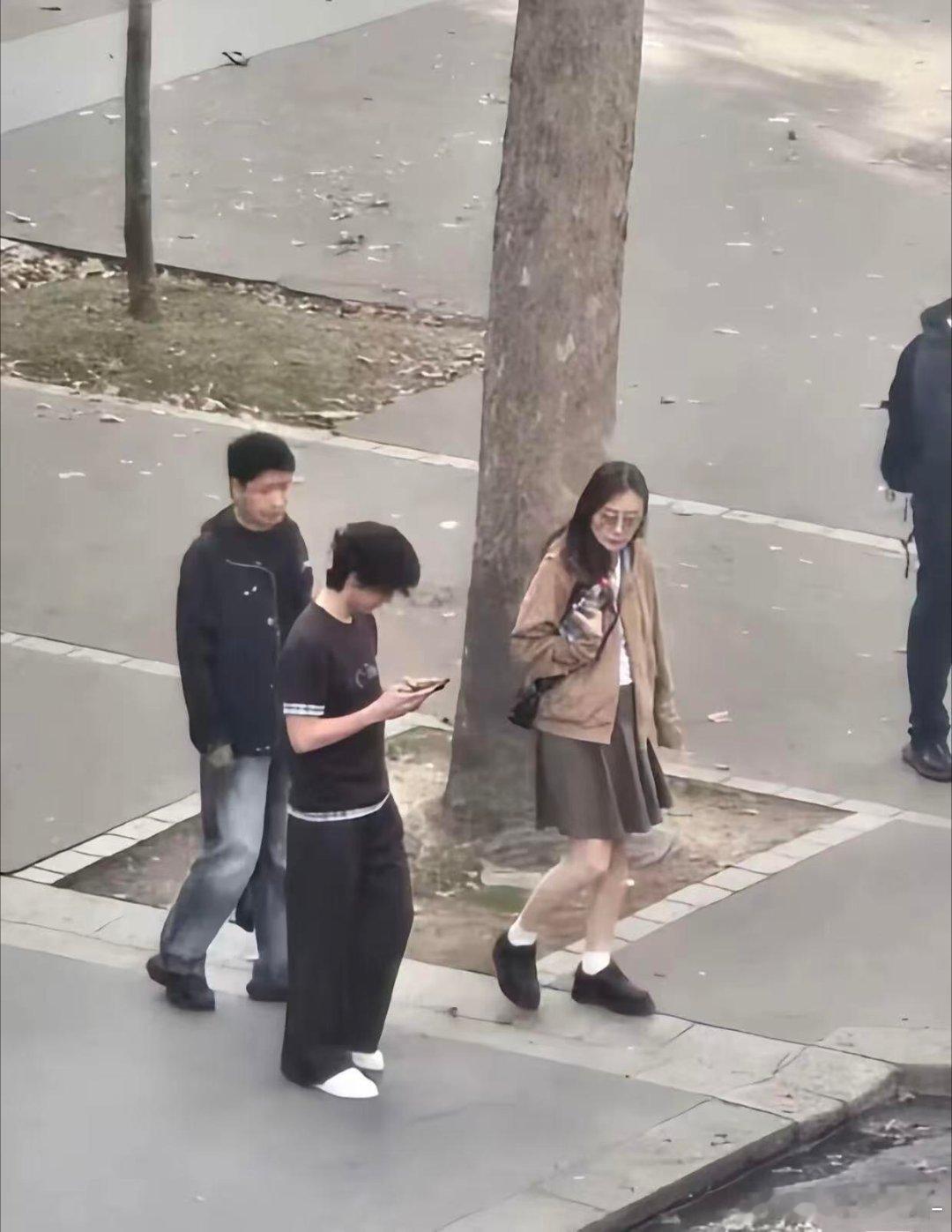 我嘞个巴黎少爷 卷毛 拖地裤 私服好潮啊啊啊 又在噼里啪啦疯狂打字[干饭人][干