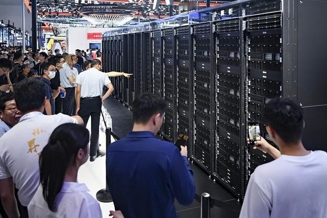 现在中国与美国的AI大战就好比以前小米加步枪打美式装备，以前是战术拼装备，现在算