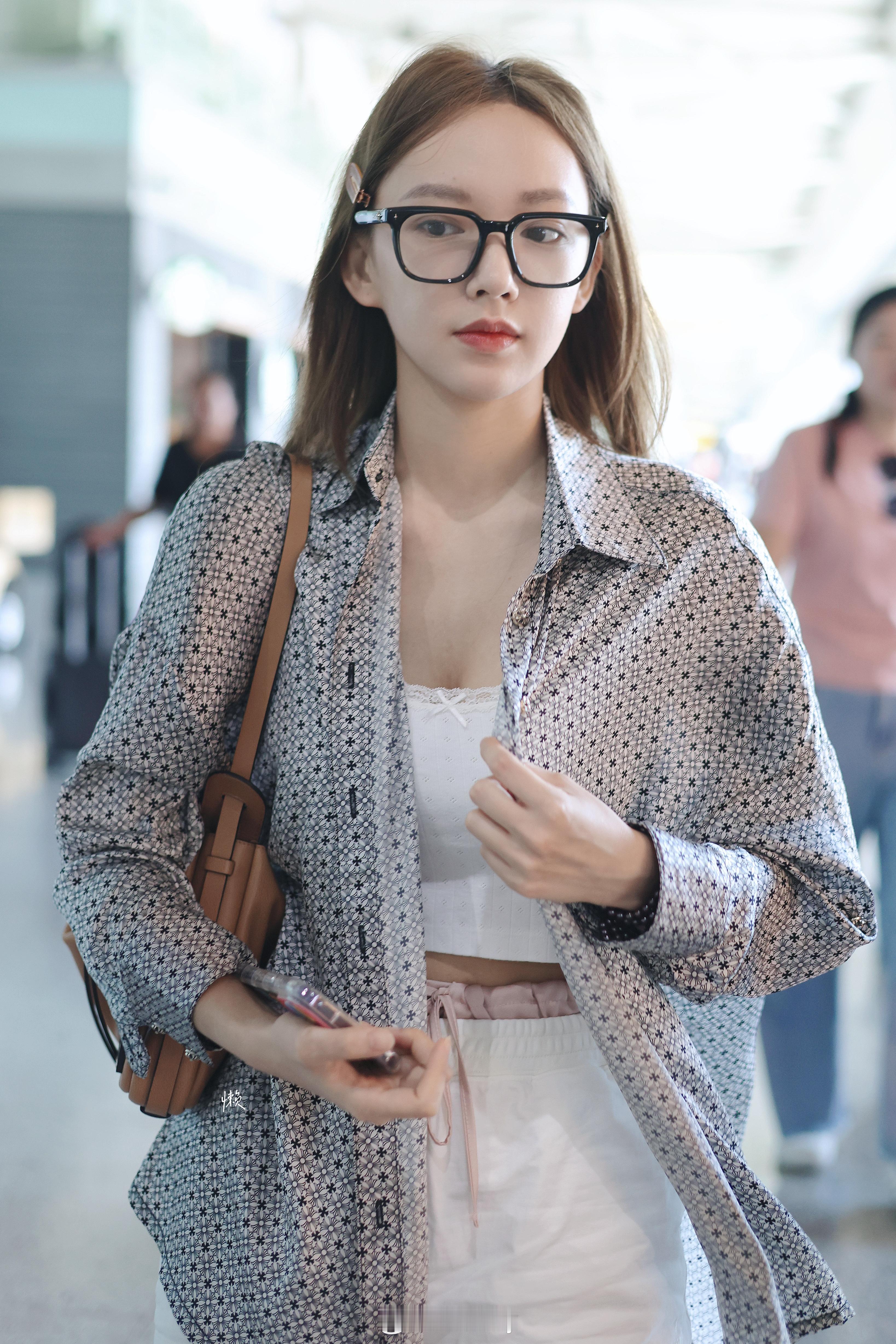 发一组戴眼镜的潇潇，程潇私服好好看