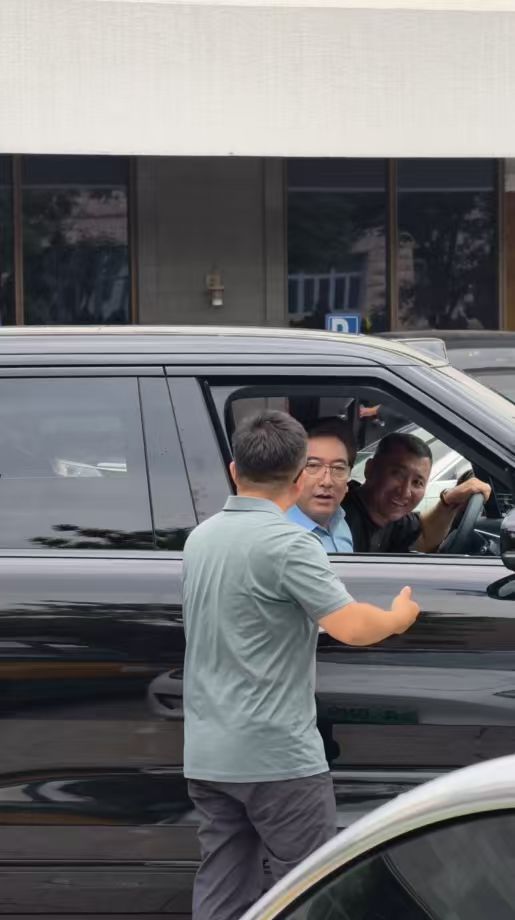 水均益北京排队充电被一眼认出极氪9X车友阵容越来越豪华，央视名嘴水均益也提车啦！