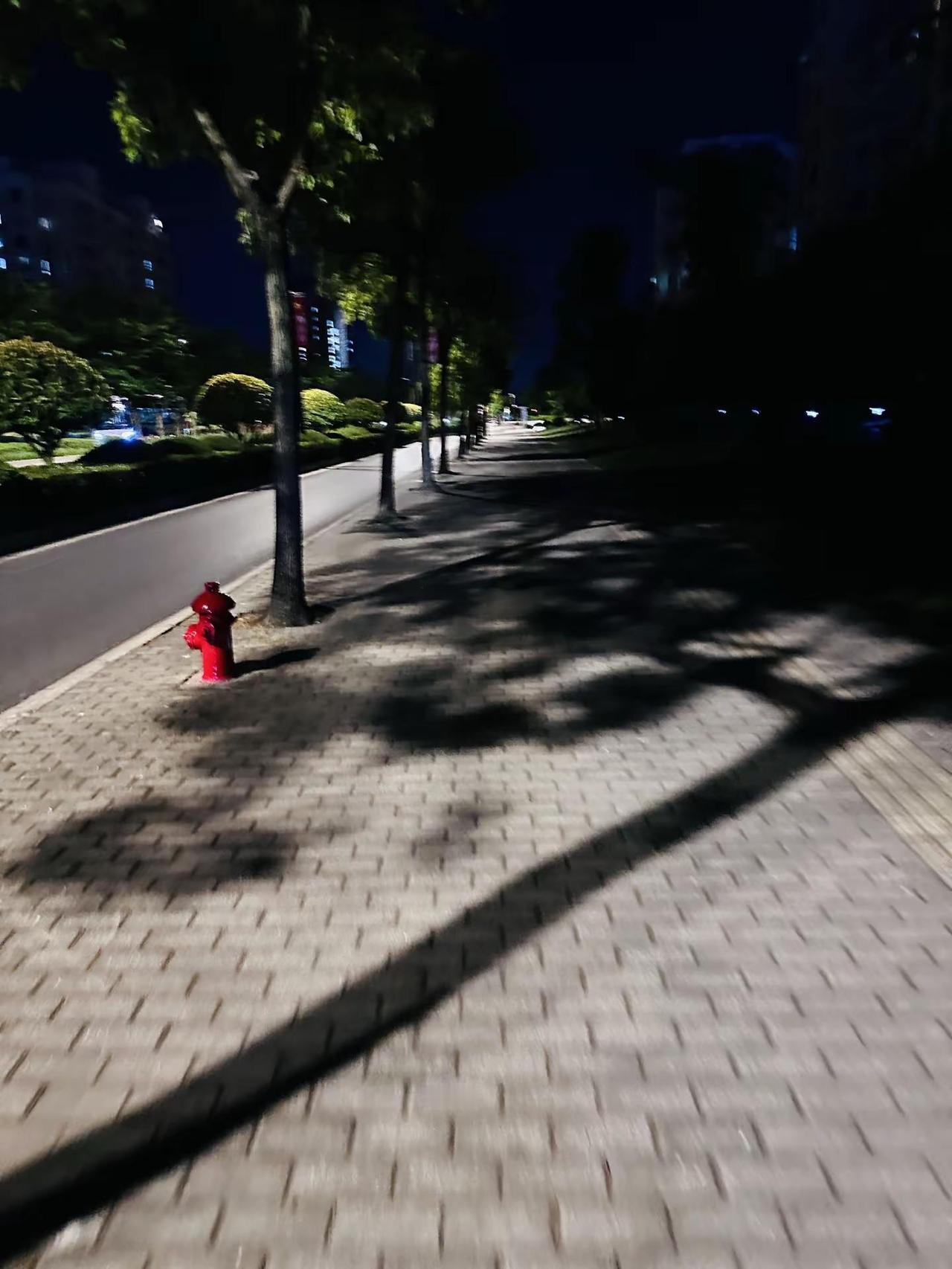 当一个人下班，拖着疲惫的身体，吹着晚风在回家的路上，会发现什么都没那么重要了