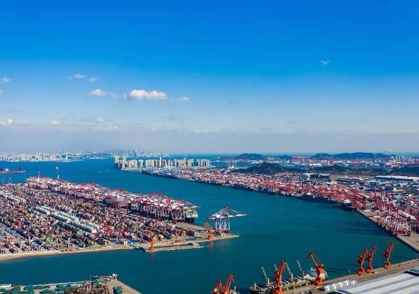 再说取消出口退税问题。在现在这个阶段，我是绝对支持取消许多出口商品的出口退税。