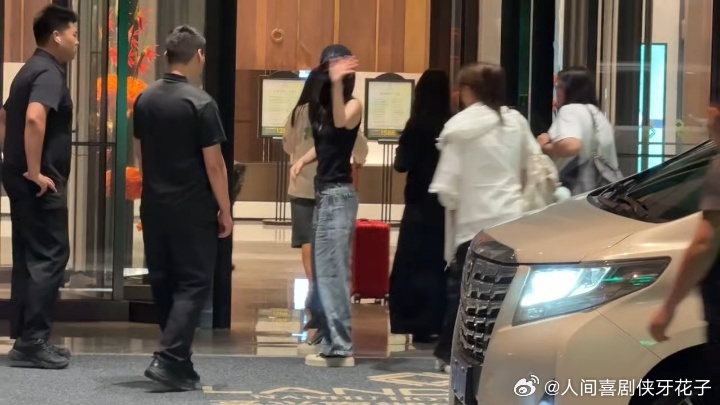 孟子义边回头边挥手孟子义一下车就开始打招呼 刚落地就开启“打招呼模式”。无论走到