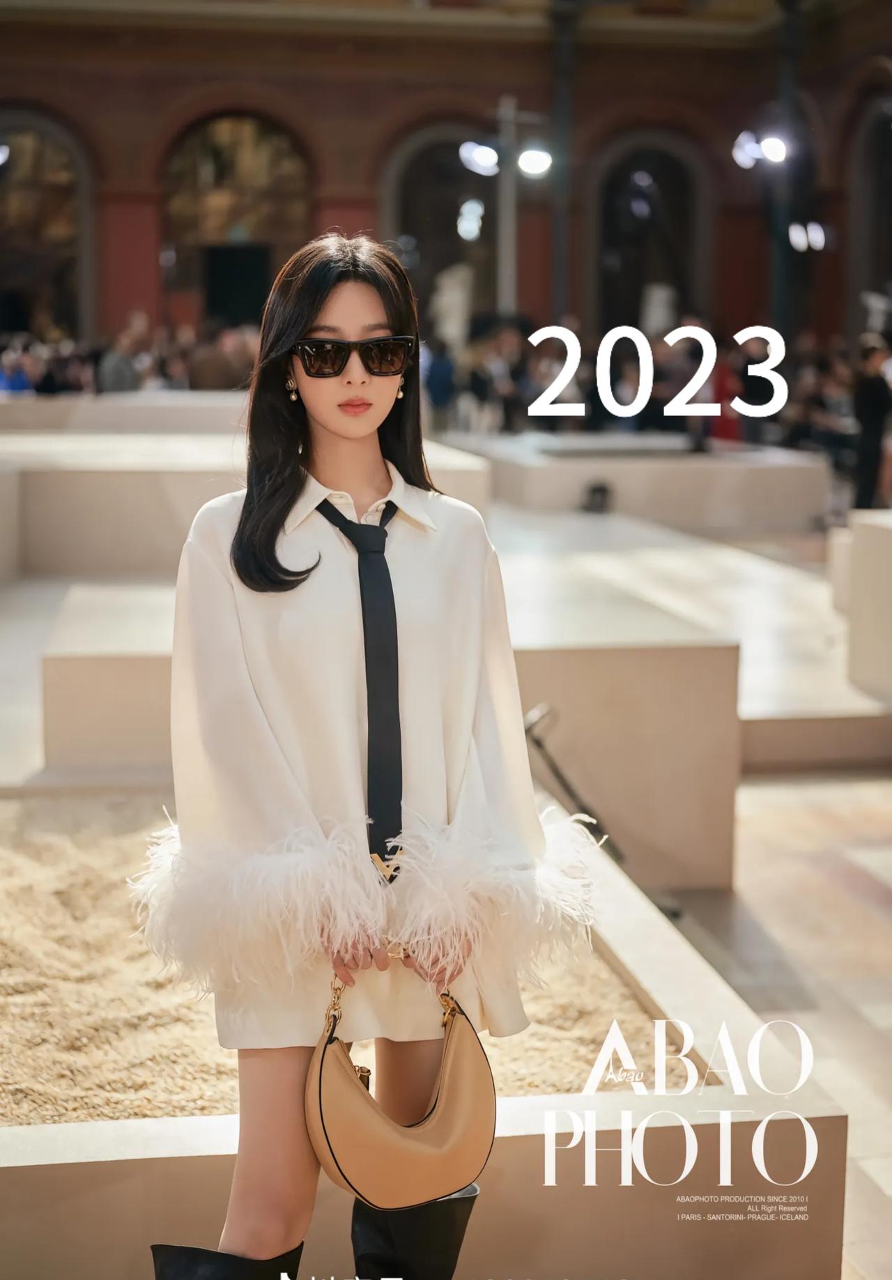 杨紫三次巴黎时装周造型盘点！

2023：米白羽毛袖口衬衫裙，搭配黑领带+长靴和