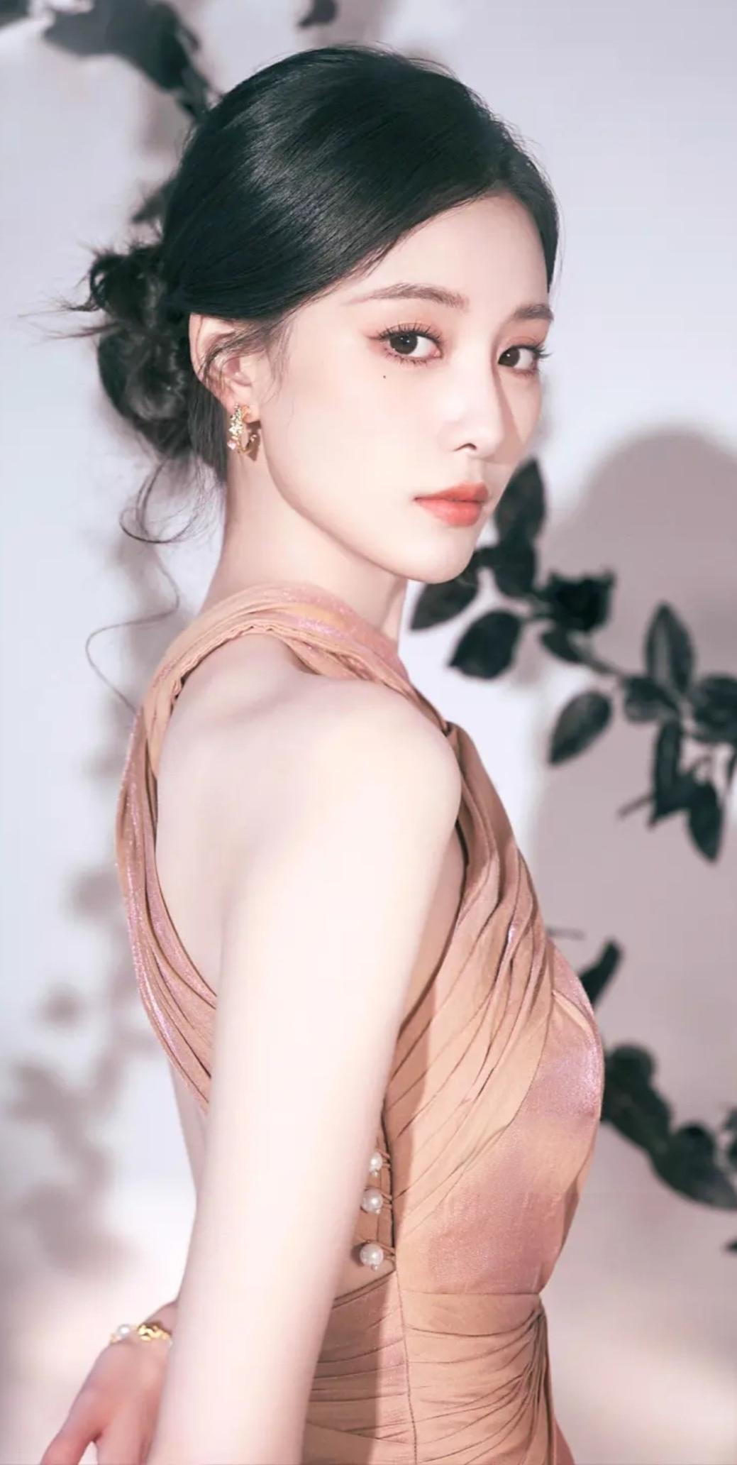 与繁花相逢，赴一场温柔盛宴。
裙裾流转，揉进浪漫与氛围感，
每一面，皆是独属于自