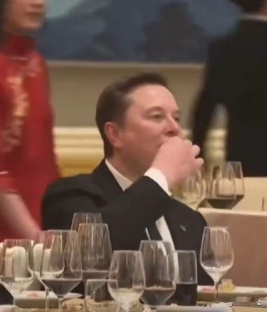 马斯克，太逗了！
宴会还没有开始，他偷偷的拿着东西吃了一块儿，然后东张西望[捂脸