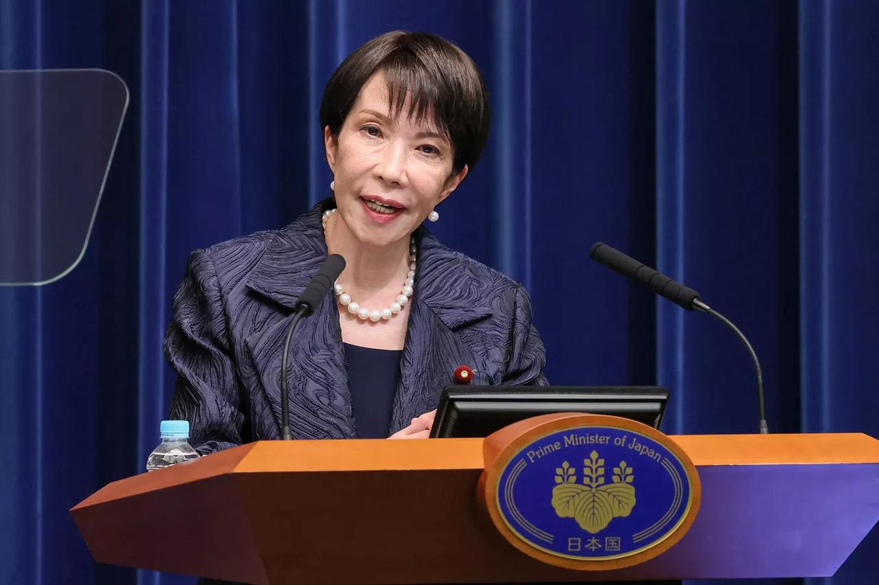 高市早苗不是在“加强防卫”
她是在同时点燃两颗“炸弹”：
一颗叫“财政破产”，一