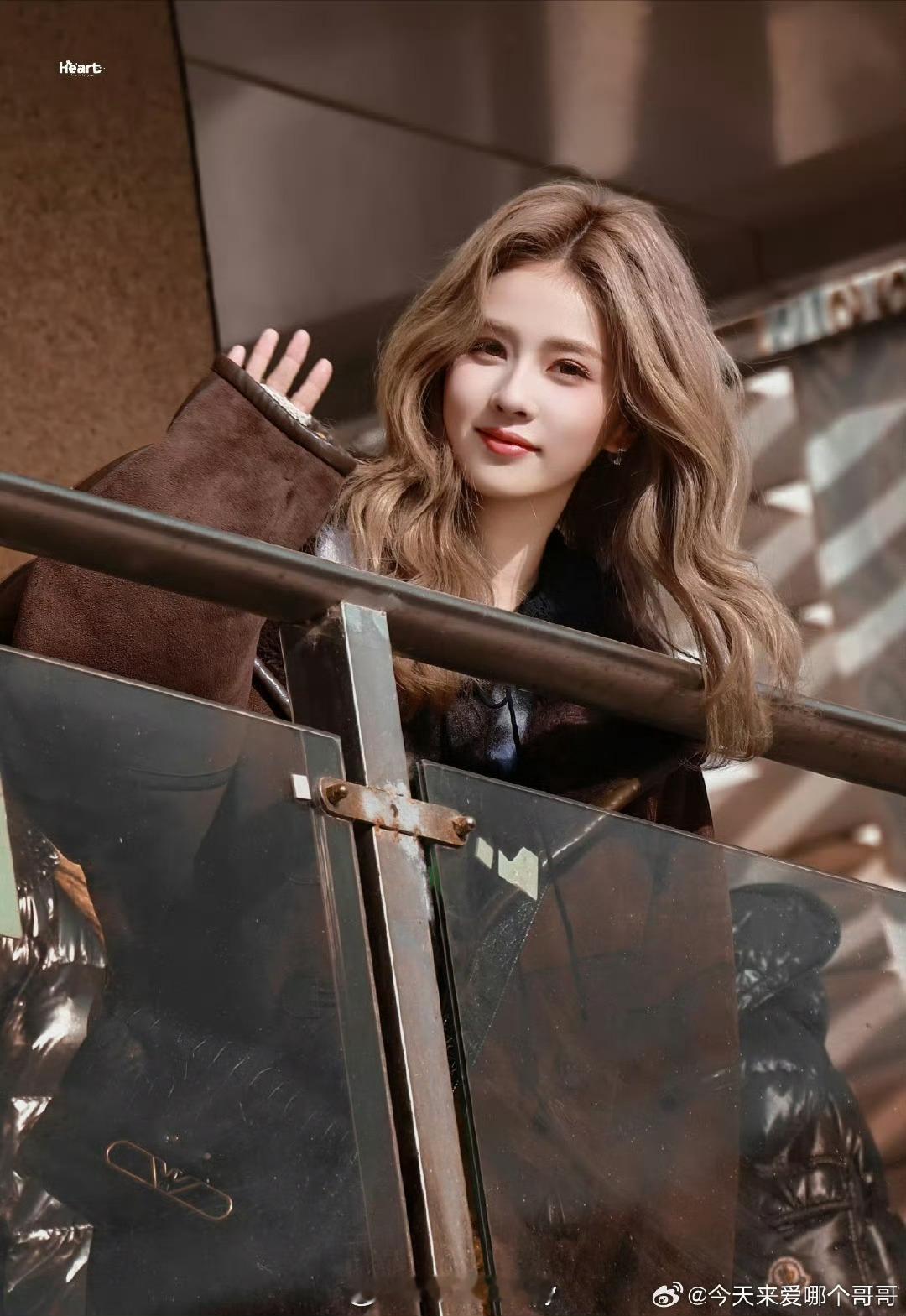 白鹿今日跑男路透饭拍，新发色[憧憬] ​​​