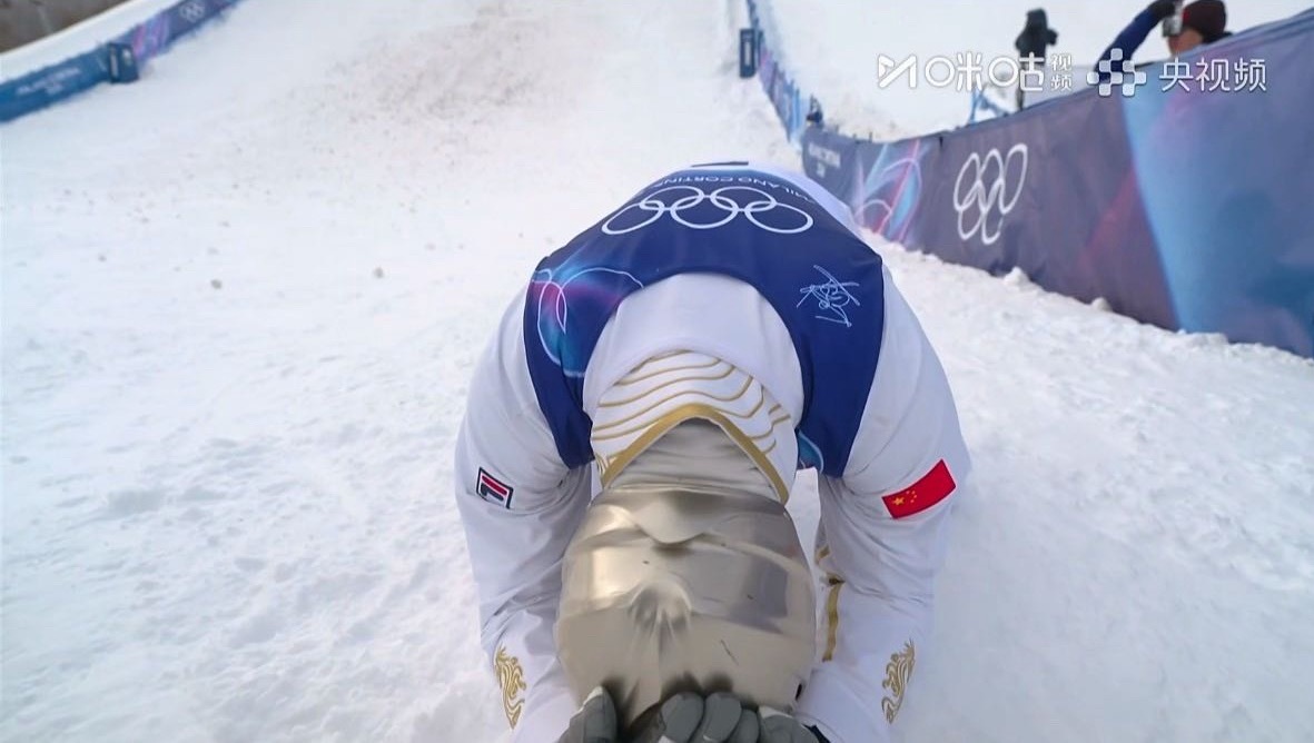 #王心迪跪地庆祝#祝贺！#王心迪金牌##看冬奥上咪咕#