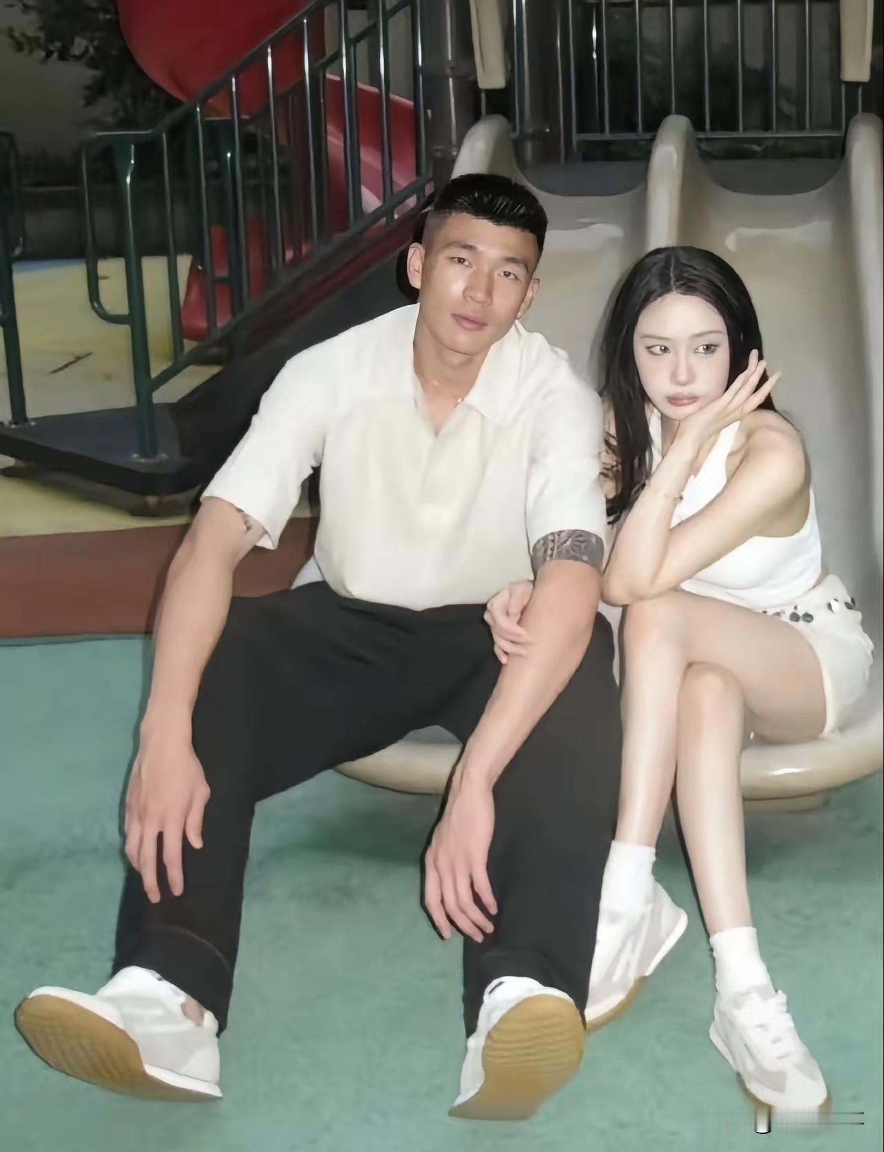 范志毅女儿范思晶与足球门将马镇相恋，姿态放松亲昵。镜头下，马镇身着简约白色短袖，