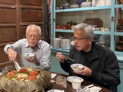 黄仁勋陪父母吃饭，后面全是砖土墙，柜子上面还有算盘，吊顶有绿色吊灯，一切都像是六