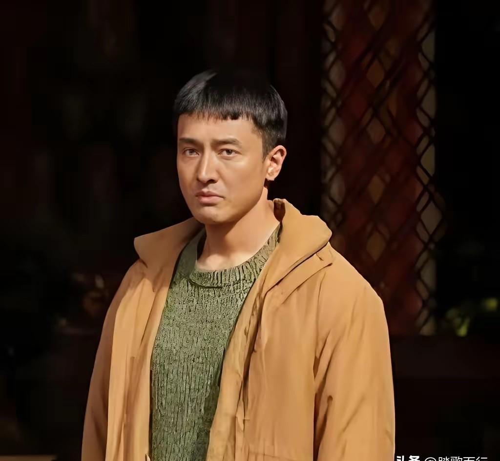 你有没有发现，现在的刑侦剧，警察掏枪的手在抖，反派剁人的刀，稳如泰山。
所有血肉