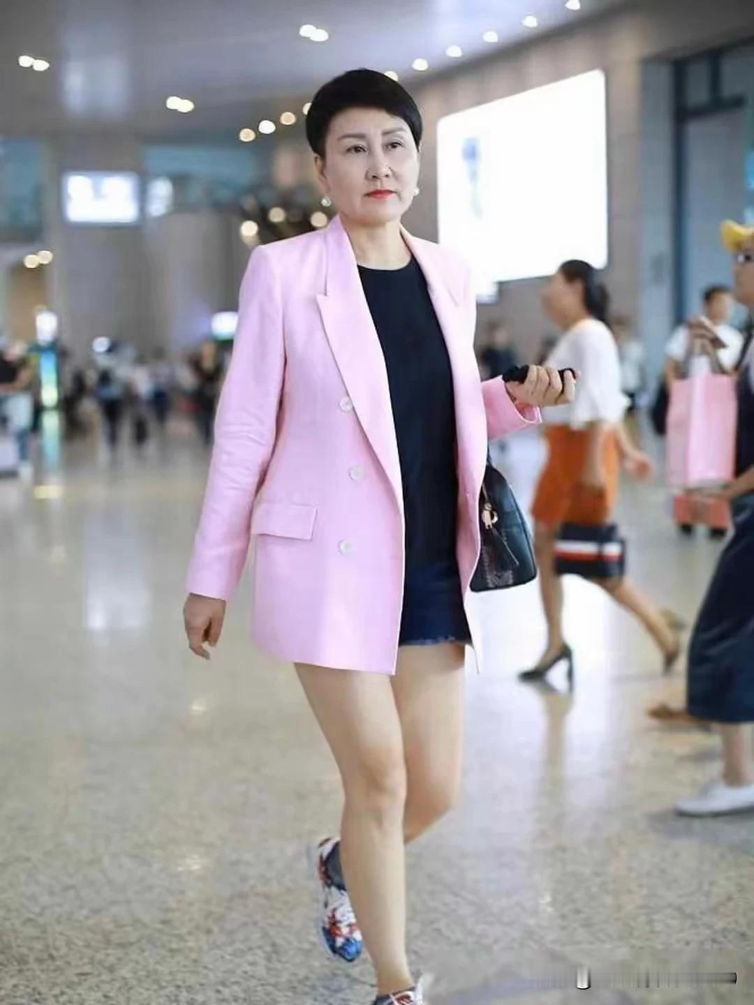 大家对她可能都不陌生，曾经扮演《渴望》里的刘慧芳而红极一时，她在剧里的善良贤惠得
