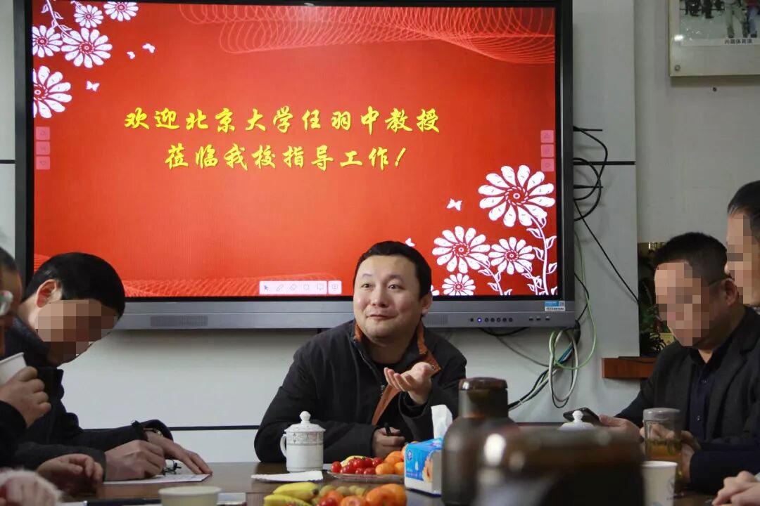 我发现很多成功人士都有浓厚的家乡情结，事业成功后，依然心系家乡，用实际行动为家乡