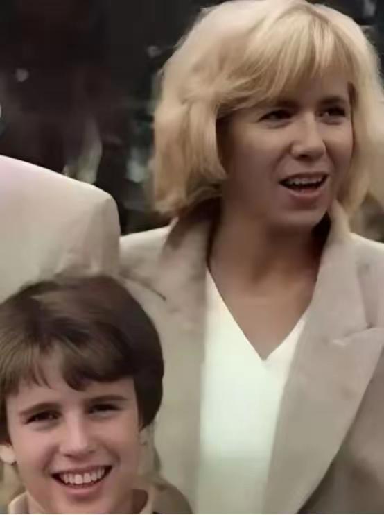 1995年，42岁的布丽吉特将18岁的马克龙带回了家，丈夫安德烈错把情敌当成了自