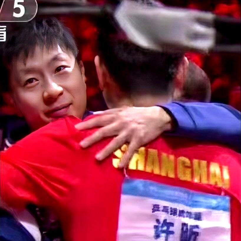 这一幕真把我整哭了
 

北京队夺冠后，马龙没急着抱队友教练，反而先冲过去抱了上