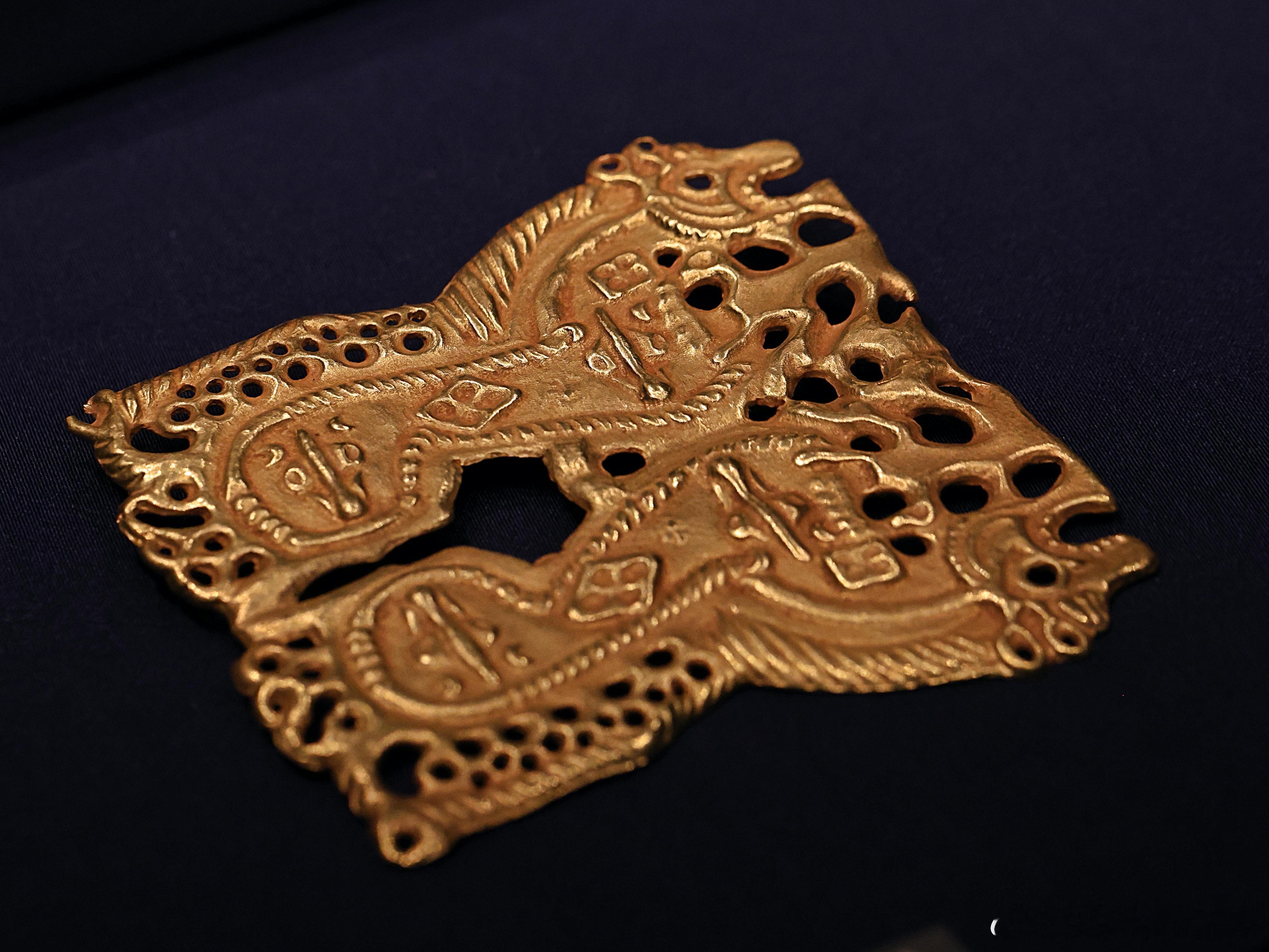 黄金缕-香港故宫文化博物馆藏古代金器 虎形饰牌北朝（386-581年）这对虎形饰