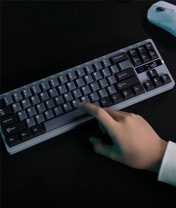 小米推出了新款机械键盘MK 71 Pro，它采用71键布局，自带RGB灯效，采用