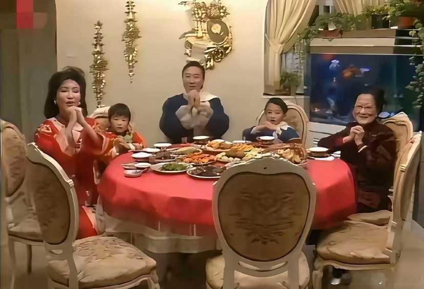这是1986年谢贤一家人的除夕夜那时候谢霆锋6岁，谢婷婷4岁，他们在香港住大房子