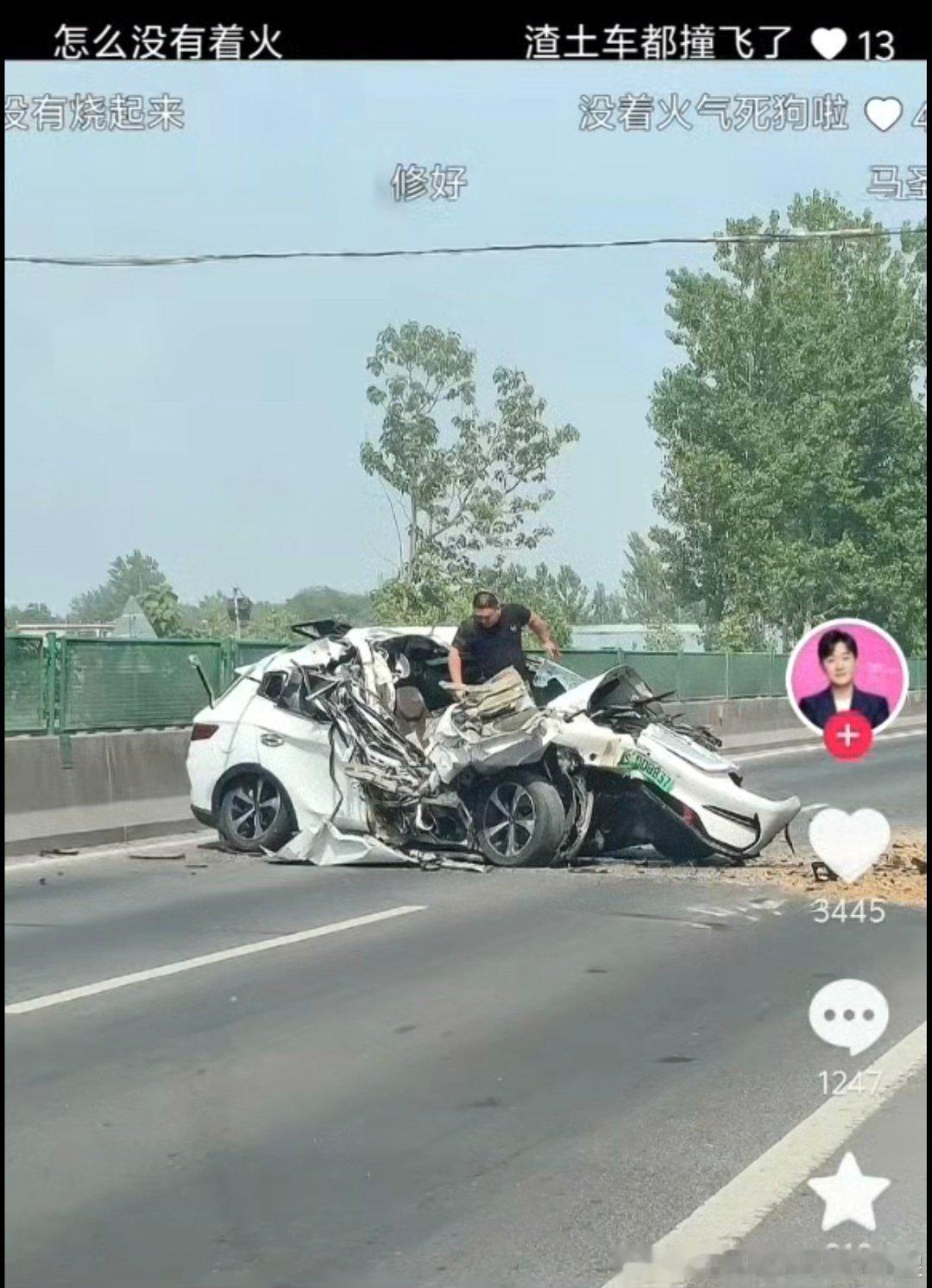 一位比亚迪宋车主从和渣土车碰撞后的车身内站起，此刻他像个战神。另外可以考虑闪充了