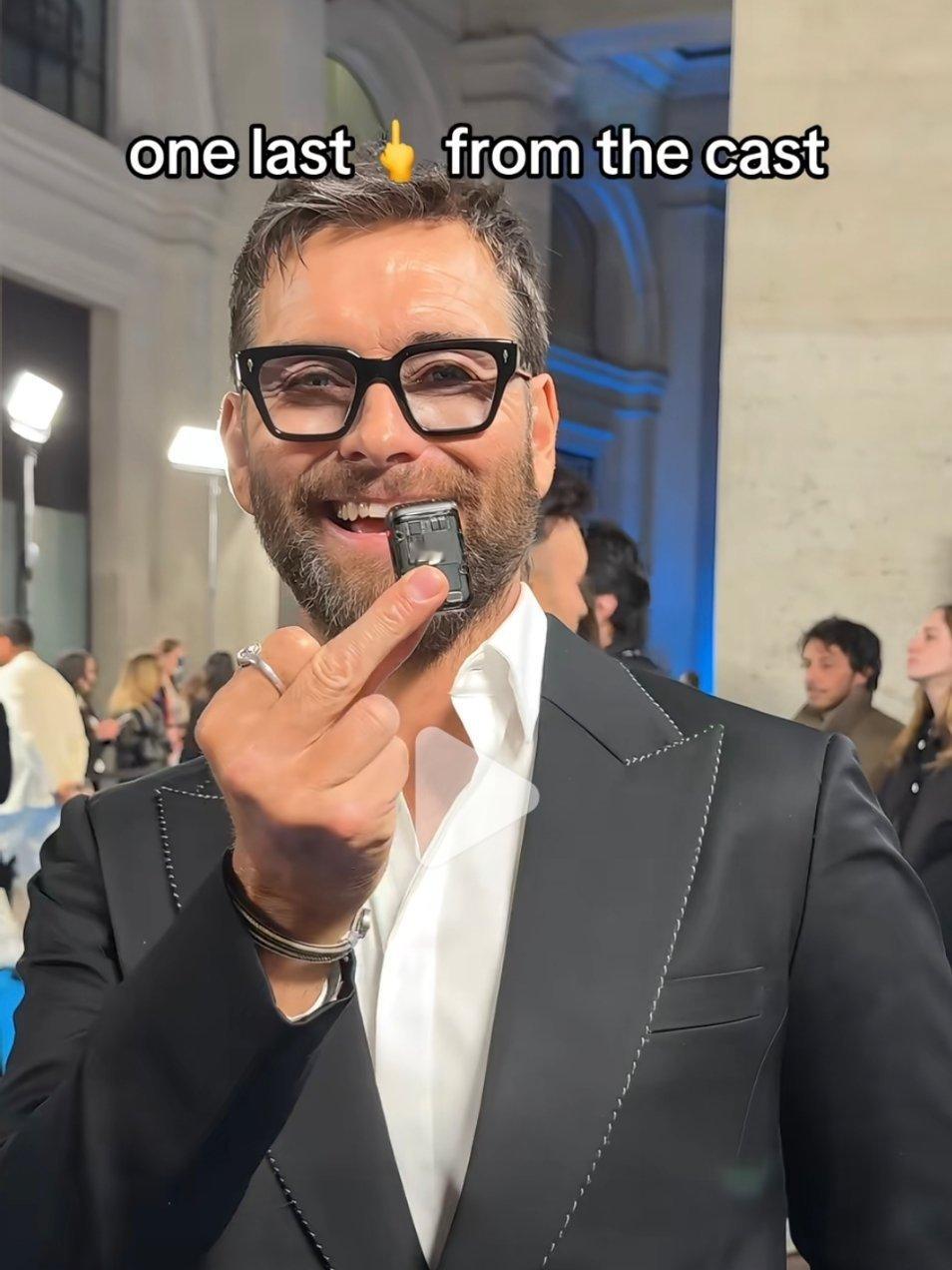 看黑袍剧组演员拍宣发会vlog用的麦克风还是啥的居然是大疆，国产品牌现在真的太出