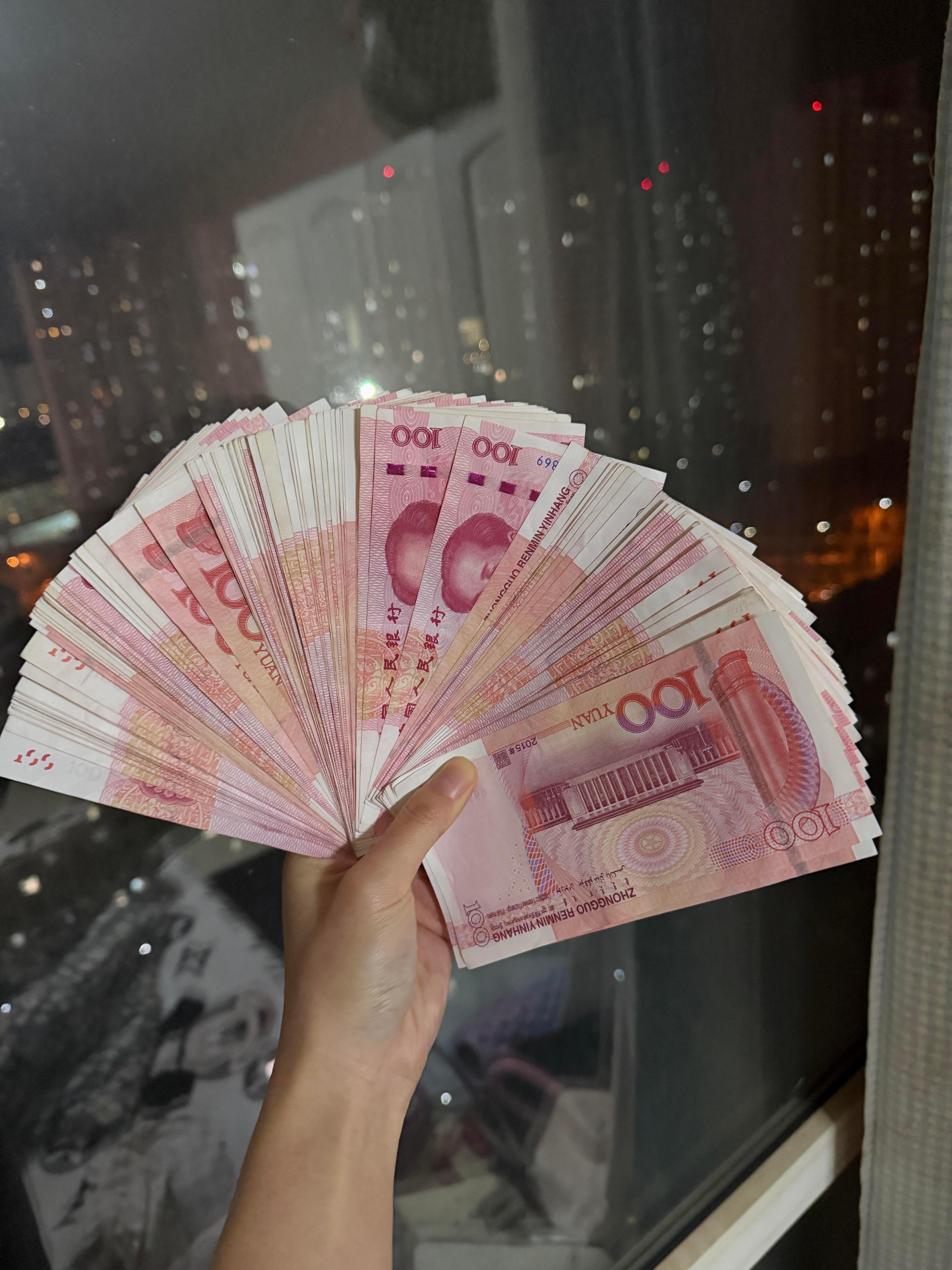 今天的事今天翻篇,明天还要忙着发财。 
