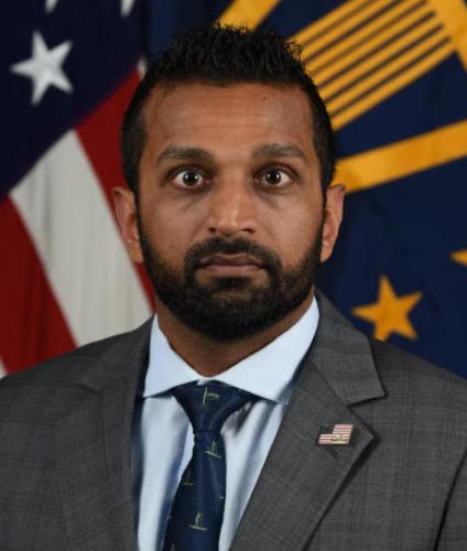 美国FBI局长居然是个“酒蒙子”，喝到断片叫不醒，上班天天玩失踪，被媒体曝光后，