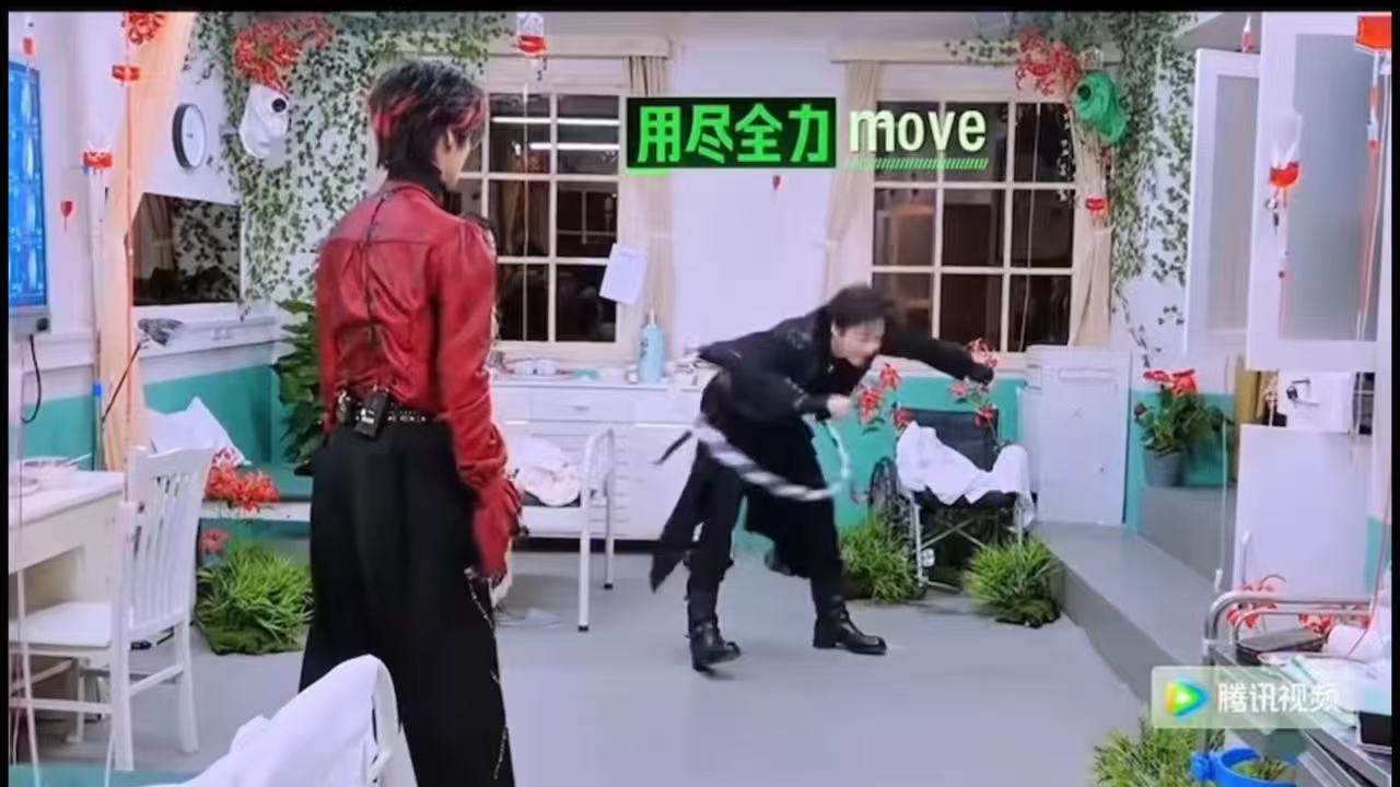 张凌赫丁程鑫教刘宇宁转呼啦圈开始推理吧不容错过的轻松片段，张凌赫丁程鑫化身呼啦圈