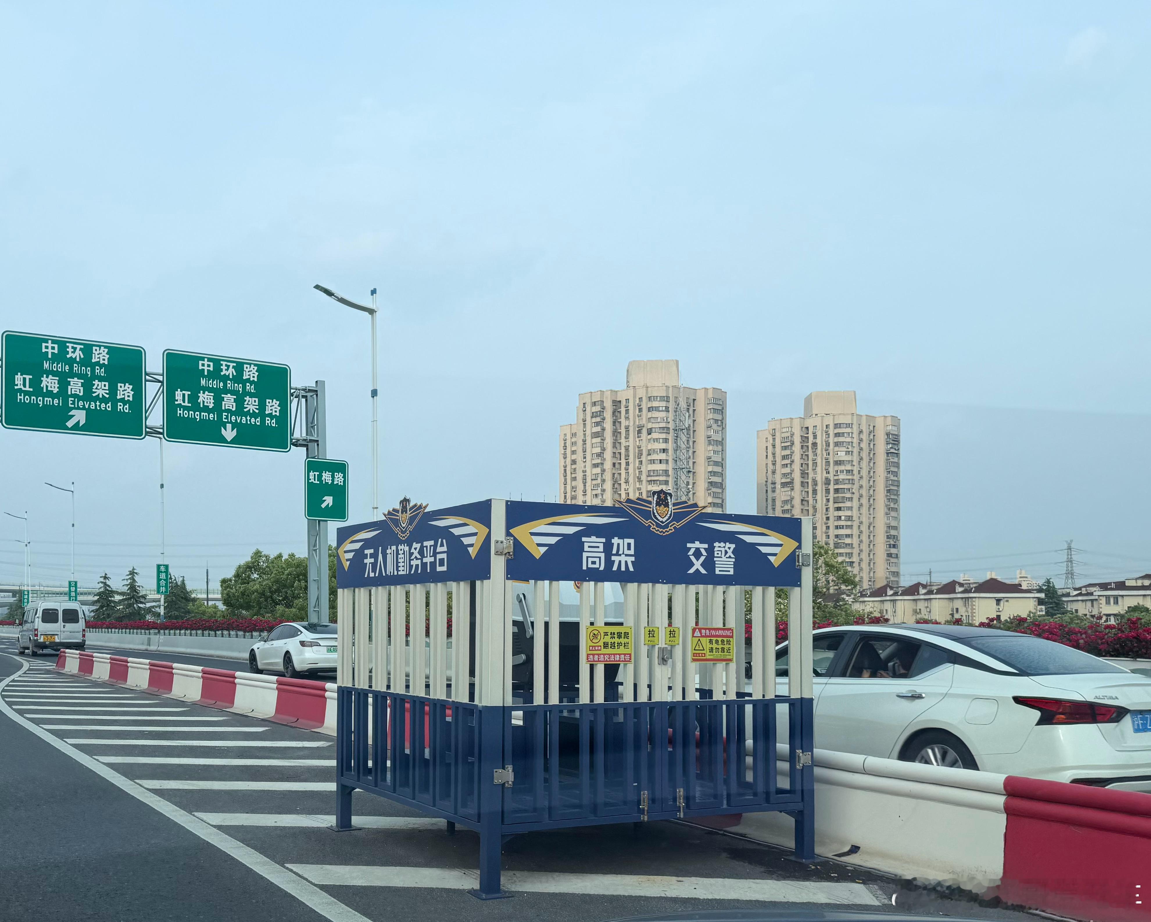 上海高架交警的装备真的可以啊，无人机勤务平台，哪里拥堵有事故无人机直接起飞，这个