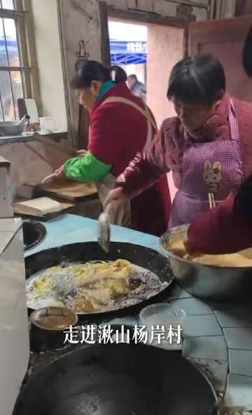 台州仙居深山的年味有多动人 仙居深山炭火暖，麻糍飘香年味浓！年轻人为老区老人拍新