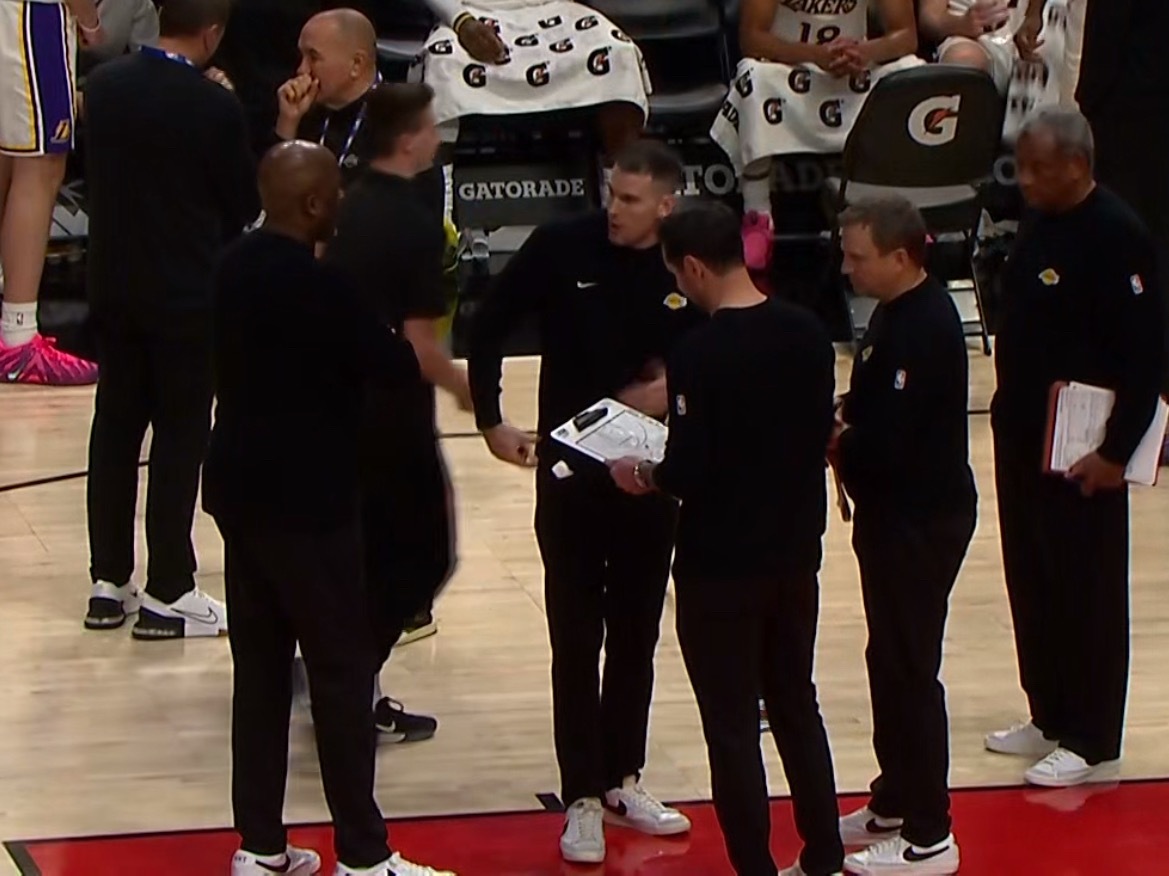 又是一场大比分输球，执教一个半赛季，初步估算快接近20场20分以上输球场次了。球