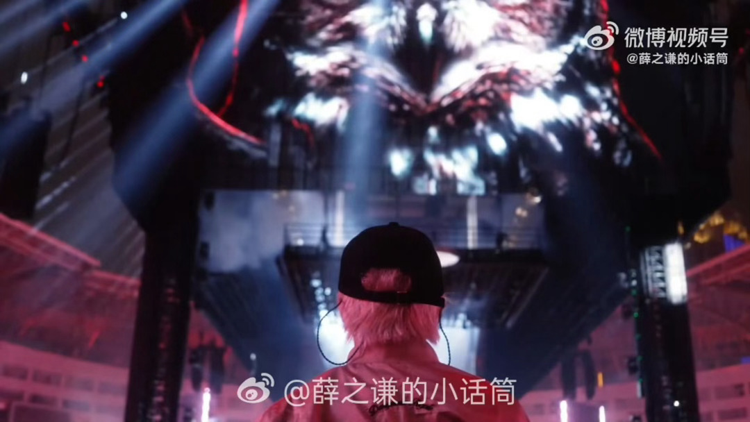 薛之谦听到万兽之王的反应薛之谦退场整个人瘫倒在地歌声里是无人诉说的万般情绪，表演