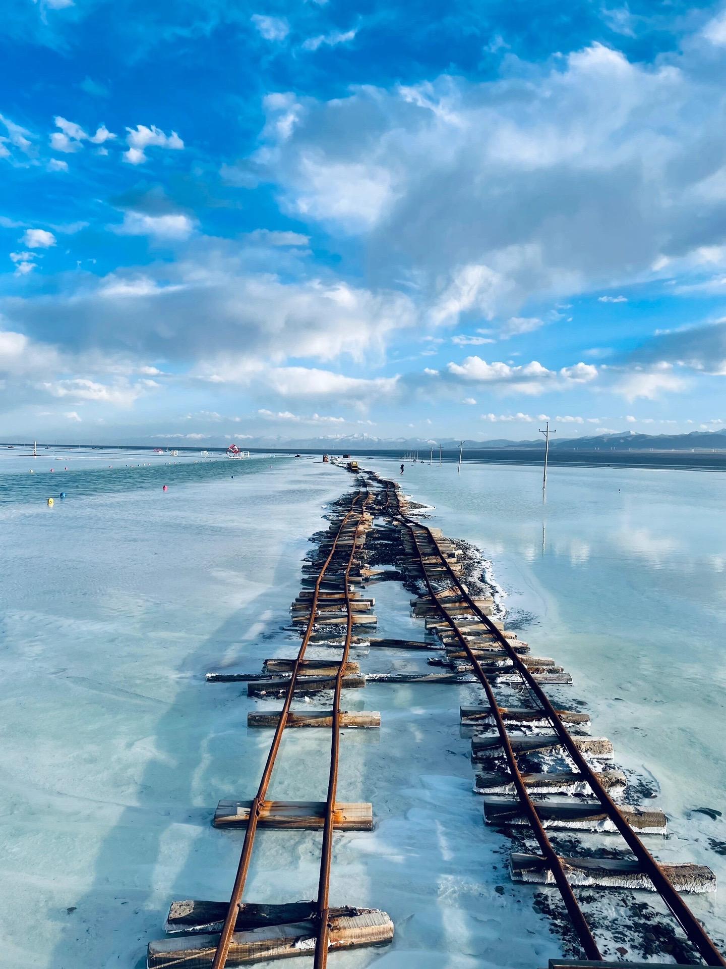 青甘环线游美景。青甘大环线，一半是山川湖海 一半是茫茫戈壁 遇见辽阔之美 感受四季温度 穿越无人区 来一趟大西北才没有遗憾宛如世界尽头的纯净之地