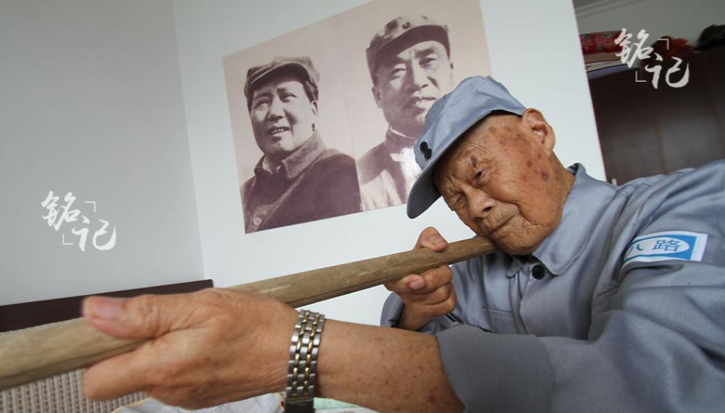 1956年，山东35岁农民咳嗽十年不愿就医，一天，他突然咳出一个黑色带血的东西，