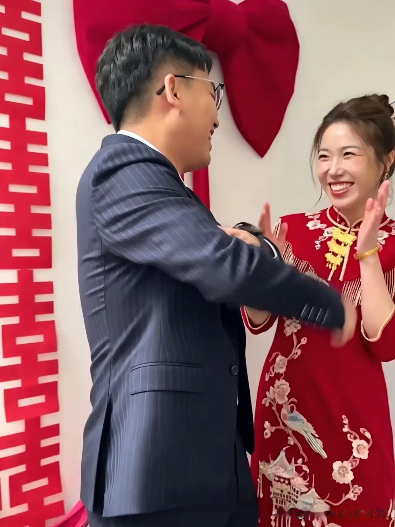 厦门师生婚礼爆红！6年身份反转，同学集体喊老师，新娘回怼太机智
 
近日，福建厦