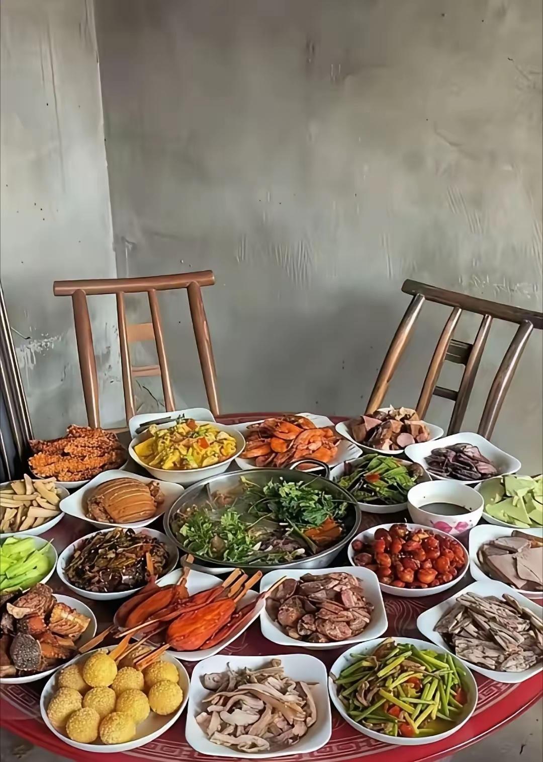这样的一桌饭看着怎么样？我感觉做的很不错，让人有种回到家的感觉！