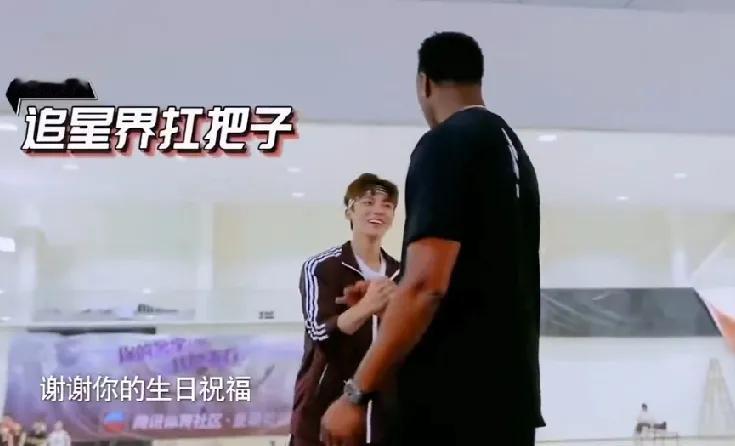 侯明昊因为飞机改签错过了与偶像麦迪的见面机会，本来一开始侯明昊计划坐原航班回来的
