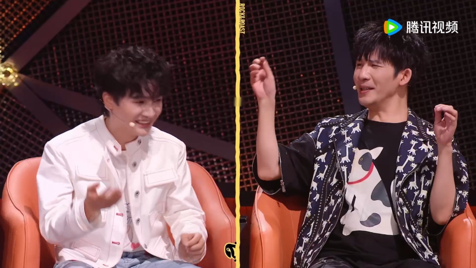 周深现场干拔高音欣赏完孙嘻构建的大女主脱口秀创意，周深由衷夸赞构思巧妙，被大张伟
