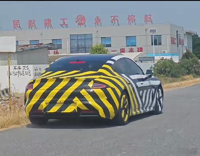 嚯，米粉过来瞅，很明显这个大，难不成小米也要出L？xiaomi su7 L？这可