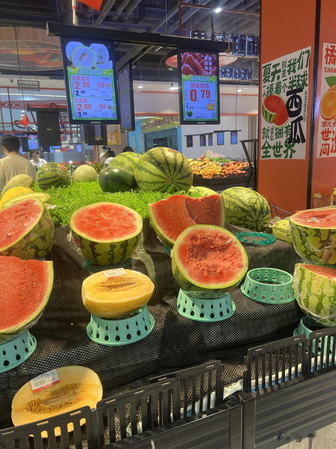 今天去超市买菜，发现超市这边今天会员日打折做活动，看看今天的蔬菜水果西瓜价格便宜