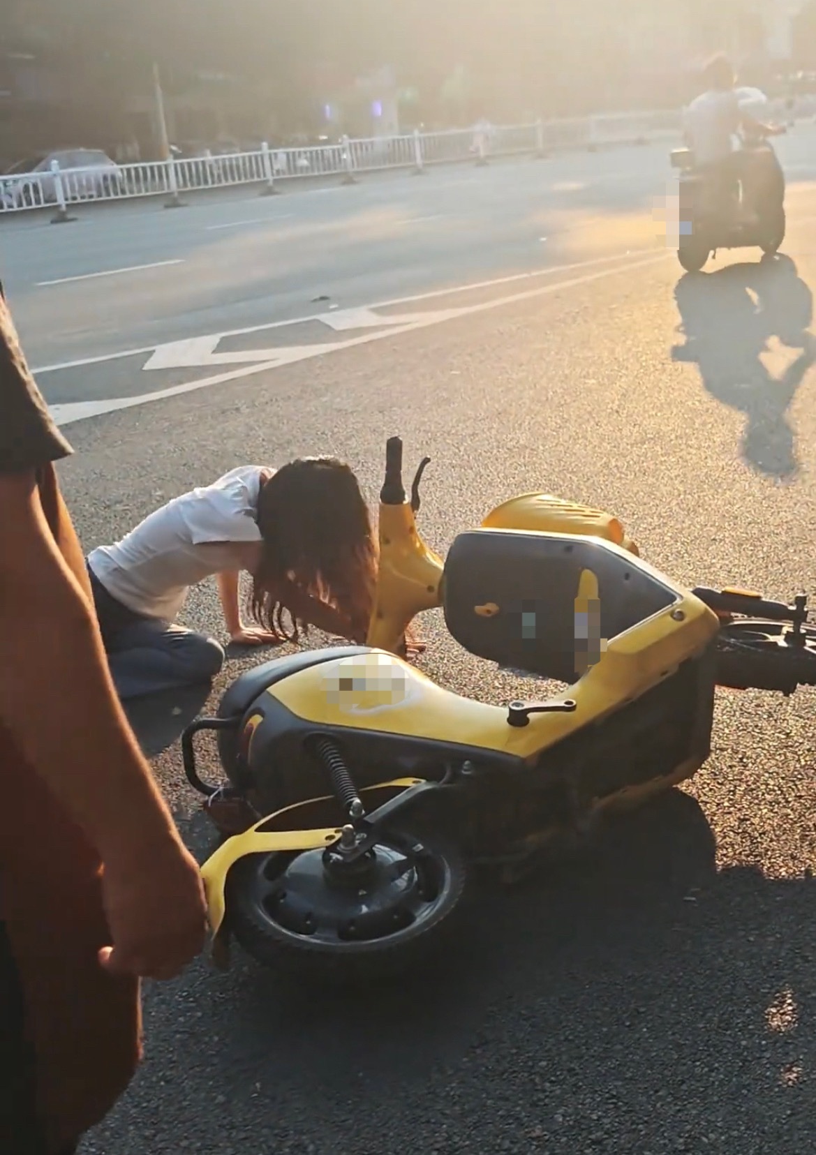 【玉林北流女子骑共享电车把小车撞凹一块】8月8日，网友爆料称：玉林市北流一名年轻